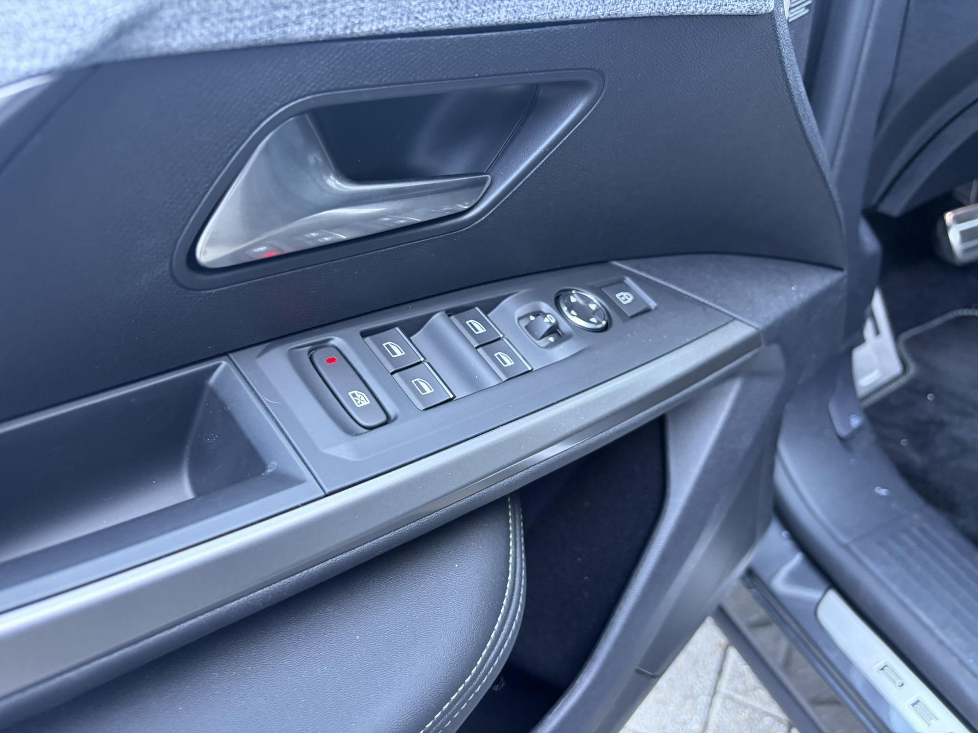 Peugeot e-3008
