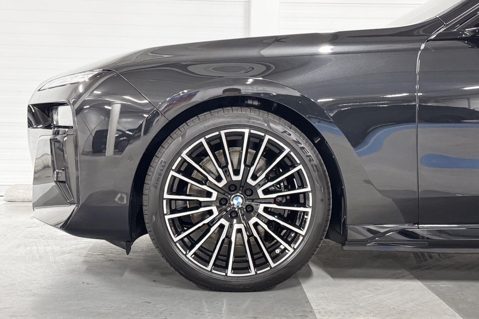 BMW i7