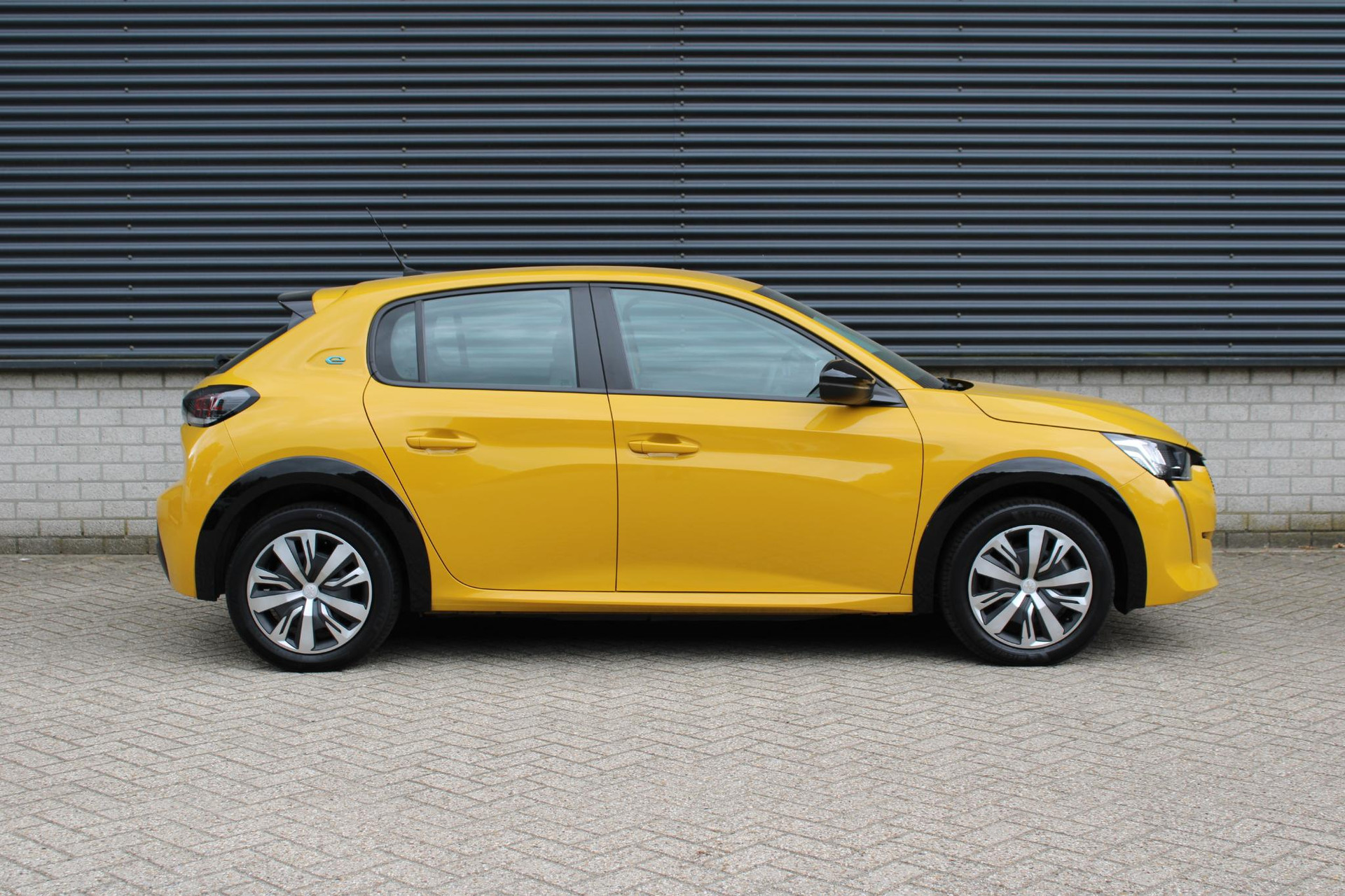 Peugeot e-208